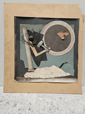 une photo d'une œuvre d'art posée sur une table