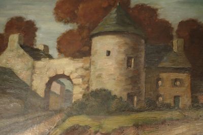 un tableau représentant un château sur une colline, avec des arbres en arrière-plan