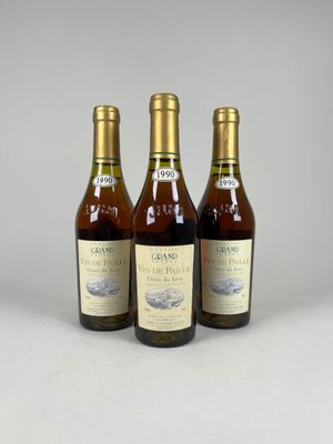 trois bouteilles de vin posées l'une à côté de l'autre sur une table
