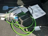 le coffre d'une voiture dans lequel se trouvent tout un tas de fils
