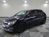 la photo d'une voiture noire garée sur un sol en damier