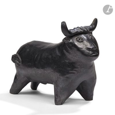 sculpture représentant un taureau avec des cornes sur fond blanc