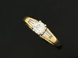 gros plan d'une bague en diamant sur une surface noire