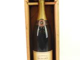 une bouteille de champagne dans un coffret en bois posée sur une table