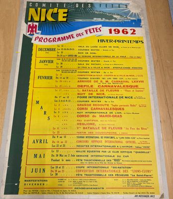 une affiche posée sur la table sur laquelle figure une liste d'éléments