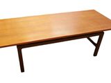 une photo d'une table en bois sur fond blanc