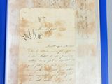 un dossier bleu contenant une vieille lettre et une lettre manuscrite
