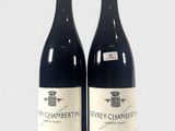deux bouteilles de vin posées l'une à côté de l'autre sur une table