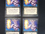 quatre cartes de jeu représentant un dragon, posées sur une table