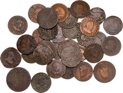 un gros plan sur un tas de vieilles pièces de monnaie posées sur une surface blanche