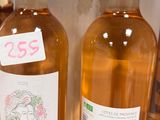 plusieurs bouteilles de vin sont alignées sur une étagère dans un magasin