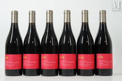 six bouteilles de vin rouge alignées