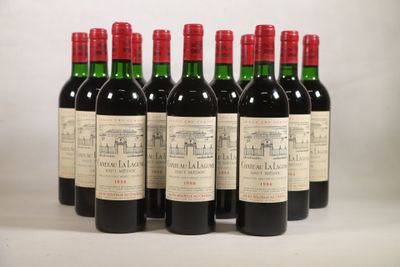 six bouteilles de vin rouge alignées