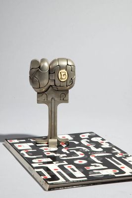 un objet métallique posé sur un livre