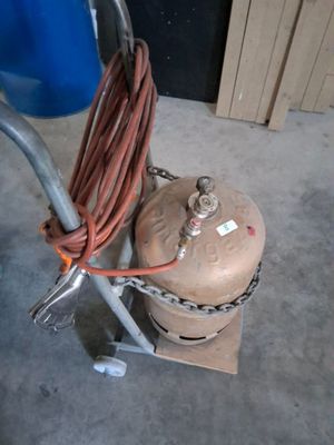 une image d'un détendeur de propane muni d'un tuyau