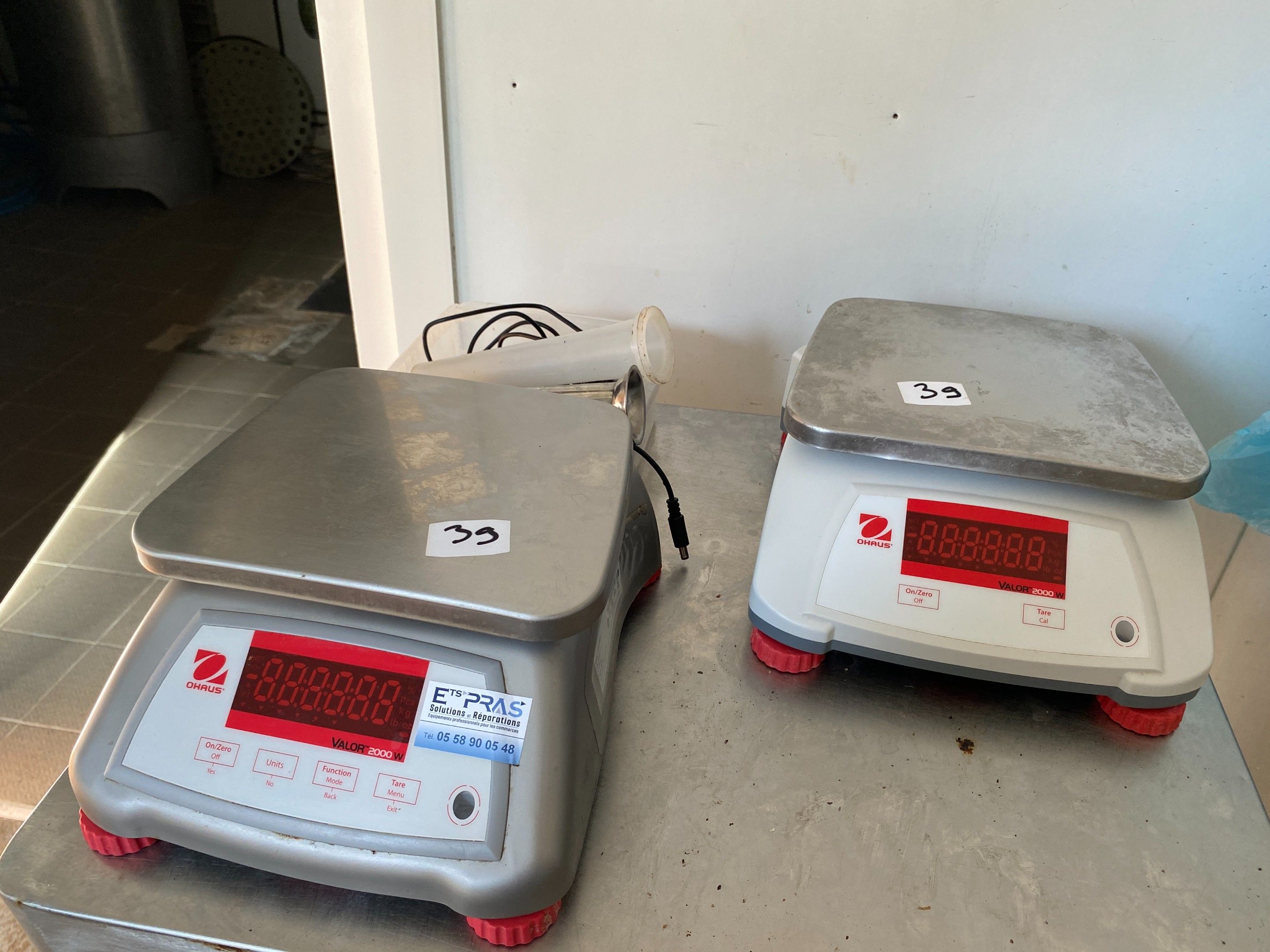 Deux petites balances électroniques Valor 2000W