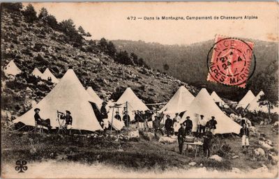 une vieille carte postale représentant un groupe de personnes debout devant un ensemble de tentes