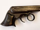 un vieux fusil sur une surface blanche avec un fond blanc