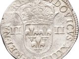 gros plan d'une pièce de monnaie surmontée d'une couronne