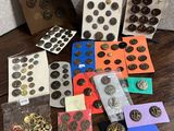 de nombreux types de boutons différents posés sur la table