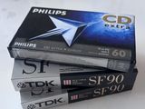 trois DVD empilés les uns sur les autres sur une table