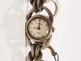 une image représentant une montre-bracelet entourée d'une corde