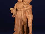 une image représentant une statue de deux enfants tenant un ours en peluche