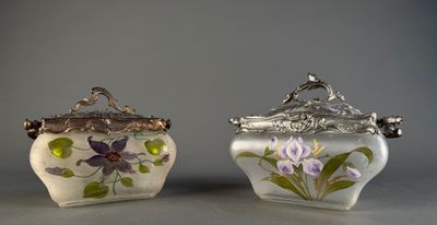 deux vases décorés de fleurs, placés l'un à côté de l'autre