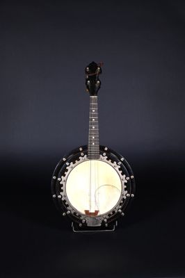 Banjo-ukulélé portant marque au fer Dolly, fabriqué en Franc…