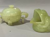 deux vases verts posés l'un à côté de l'autre sur une table