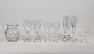beaucoup de verres à vin et un pichet sur la table
