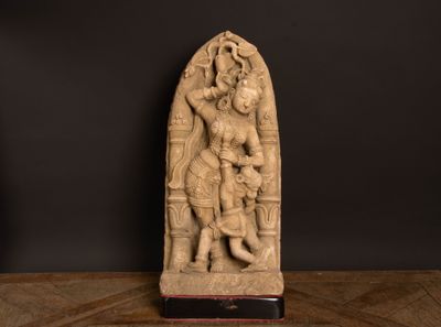 une statue représentant une femme et un homme posée sur une table
