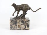 une image représentant une statue de chat posée sur un socle en marbre