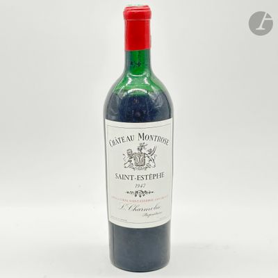 une bouteille de vin posée sur une table