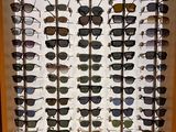 de nombreuses paires de lunettes de soleil exposées dans une vitrine