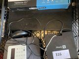 Plusieurs appareils électroniques sont empilés les uns sur les autres dans un panier