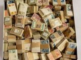 une boîte en métal remplie de timbres et de timbres