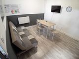 une image d'un salon avec un canapé et une table