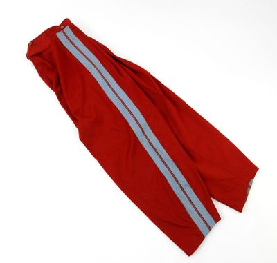 un gros plan sur un pantalon rouge à rayures bleues