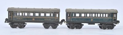 deux petits trains assis côte à côte sur une surface blanche