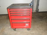 une photo d'un chariot à outils rouge dans un garage