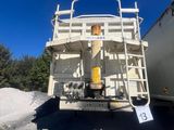 un camion blanc garé dans un parking