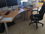 un bureau avec deux écrans d'ordinateur et une chaise placée devant