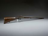 un vieux fusil avec un canon et une crosse en bois