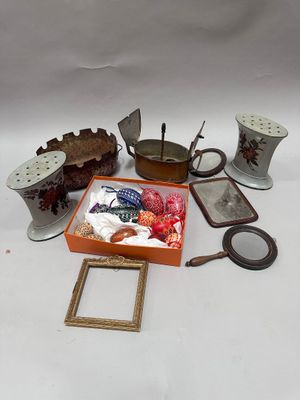 de nombreux objets différents posés sur une table