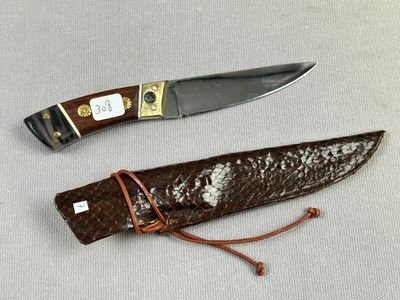 Couteau, plaquettes en bois, corne et laiton, lame en acier …