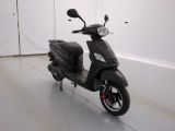 un scooter garé dans une pièce