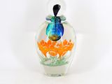 une petite bouteille en verre contenant un petit poisson