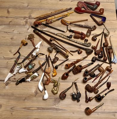 de nombreux types différents de tabacs à pipe disposés sur une table