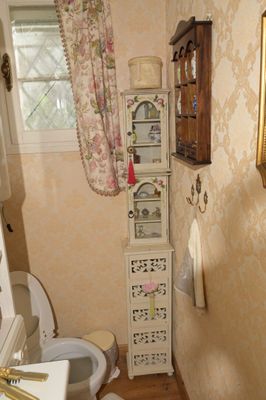 une petite salle de bains équipée de toilettes et d'un meuble de rangement